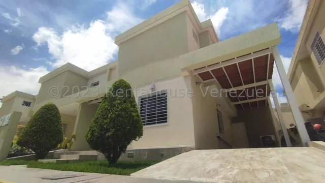 Dennymar, Vende Hermosa Casa En Cabudare En Urbanización Privada Con Pozo De Agua Propio Con 3 Habitaciones Vigilancia Las 24 Horas Y Acabados De Primera Visitala! B5a5743                             