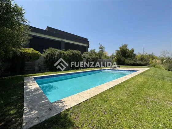 Casa En Venta De 5 Dorm. En Los Bosques