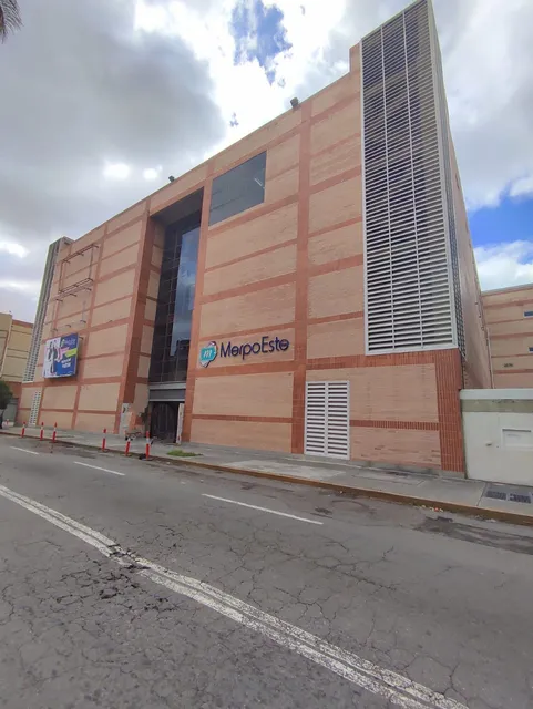 Local En Venta O Alquiler Centro Comercial Merpoeste 3,48 M2