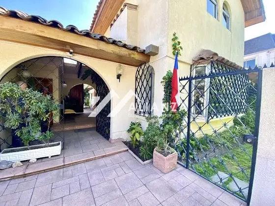 Impecable Casa En Sector Muy Central De Vitacura Luminosa