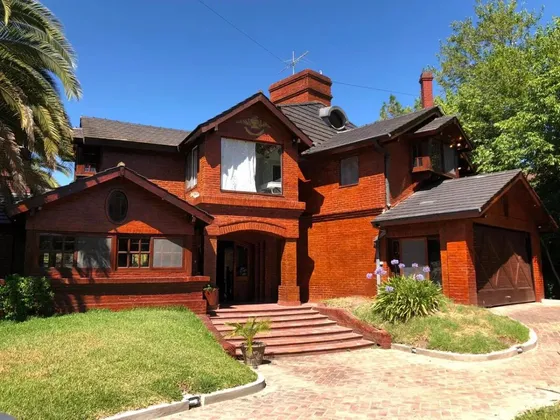 Casa En Venta - 3 Dormitorios 2 Baños - Cochera - 1.200mts2 - Escobar