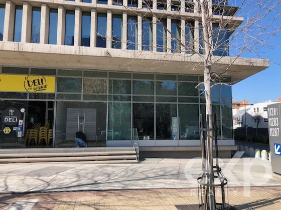 Gran Local Comercial En Av. Las Condes. 