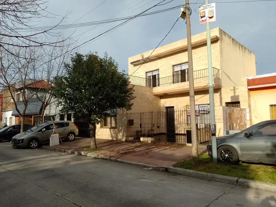 Casa 7 Amb. 2 Baños Pb  Y Pa + Galpón 