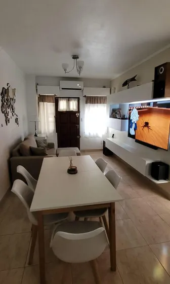 Casa En Venta - 2 Dormitorios 2 Baños - Cochera - 80mts2 - Villa Lynch