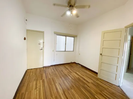 Alquiler - Apartamento Al Frente Con Dos Dormitorios En Ciudad Vieja - Ituzaingo Y Piedras