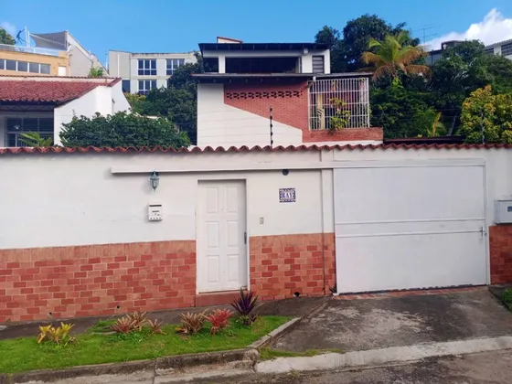 Se Vende Amplia Casa En Colinas De La California, Estilo Clasico Europeo Y Tradicional, Equilibrio Perfecto Entre Espacio Y Comodidad
