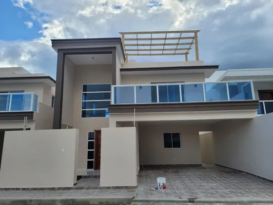 Vendo Casa En La Autopista De San Isidro A Pocos Metros De La Av. Ecológica, Sector Brisa Oriental En Santo Domingo Este, Rep.dom