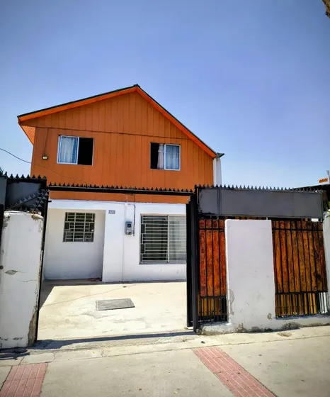 Se Arrienda Casa De 2 Pisos / 3 Dormitorios - La Florida