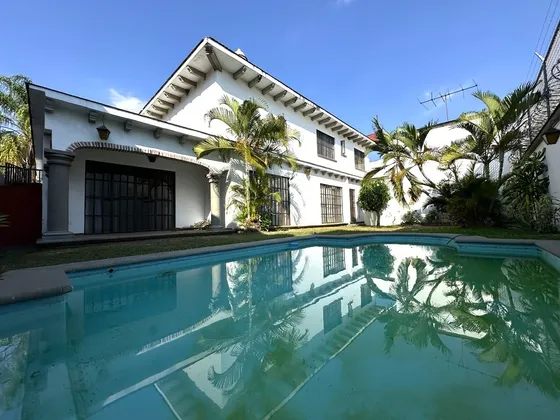 Residencia Amplia Centrica En Cuernavaca, 4 Recamaras, Estudio, Alberca
