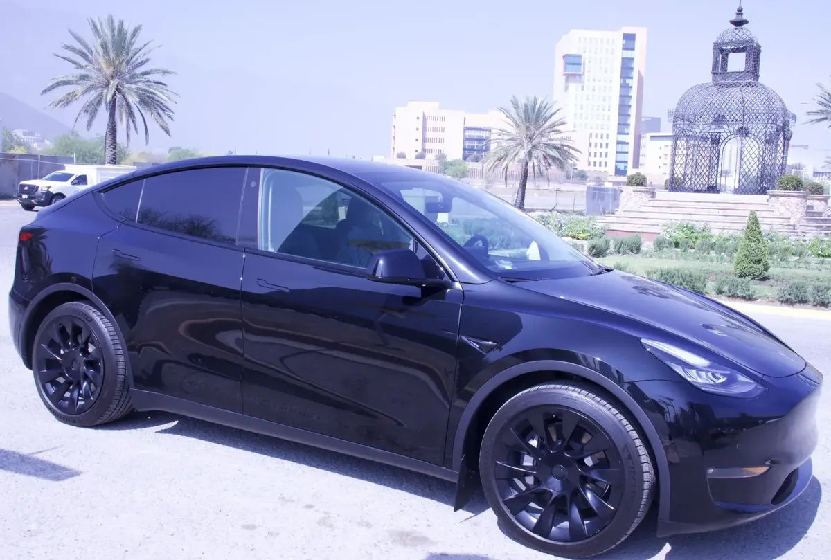 Tesla Model Y Long Range, All-Wheel Drive