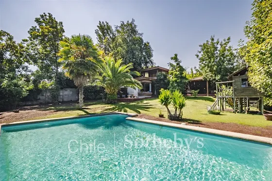 Casa En Venta De 5 Dorm. En El Huinganal, Condominio.