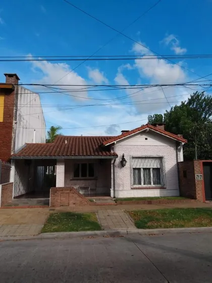 Casa En Venta - 2 Dormitorios 1 Baño - Cochera - 250mts2 - Morón