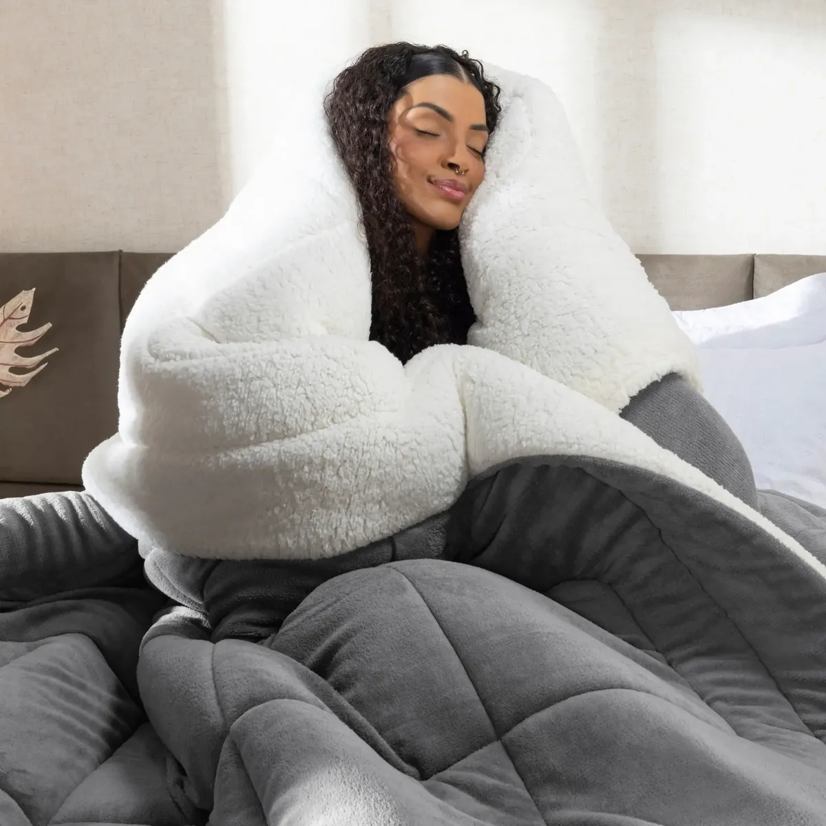Mulher relaxada com cobertor de 3 camadas