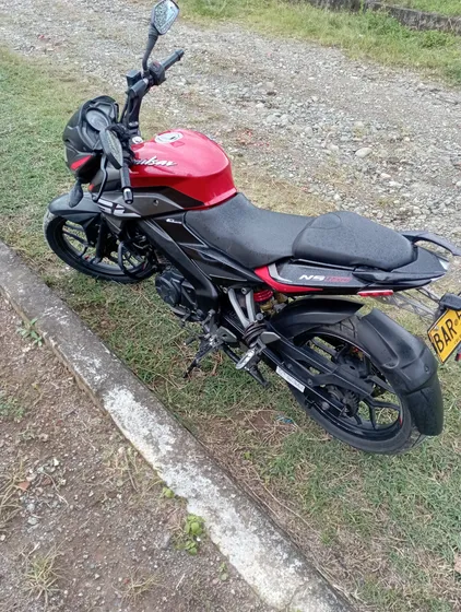 Moto De Color Rojo Escarlata Con Negro