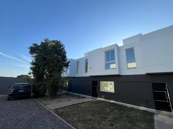 Villa Allende-dúplex En Venta 2 Dormitorios, 2 Baños, Jardín Y Asador