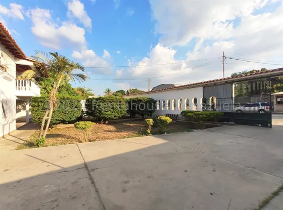 *jl/  Bella Casa 2 Niv. C/amplio Terreno Y Mucho Mas En Venta. El Cuji Barquisimeto  Lara, Venezuela/ Jose Lopez/ #  24-15188/  6 D  5 B/ 1440 M² 