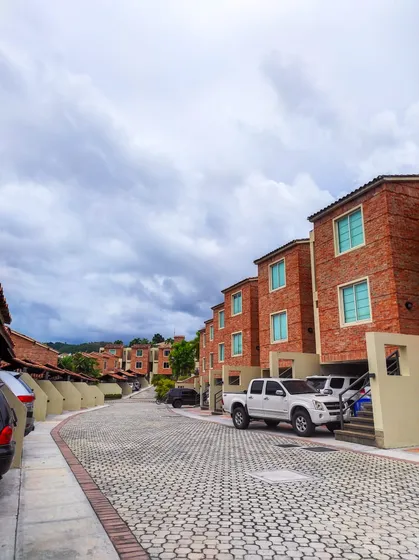 Townhouse En Alquiler Altos De Guataparo Gm 