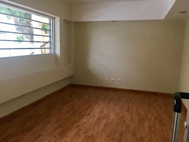 Increíble Oportunidad En Serrallés, Edificio Adosado De 3 Pisos En Venta
