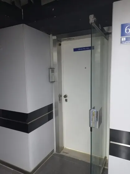 Alquiler - Elegante Oficina Amoblada En El Cc Camoruco Pl