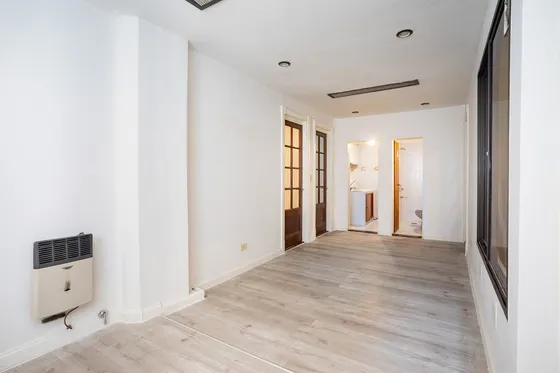 Oportunidad En Tribunales Venta De 3 Ambientes Amplios+2 Habitaciones Pequeñas. Con Gran Potencial En Un Edificio Histórico De 100 Años