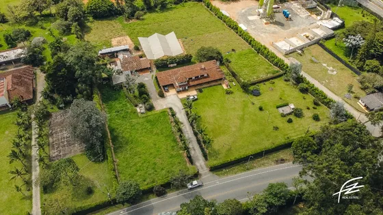 Casa Con Gran Lote En La Ceja 