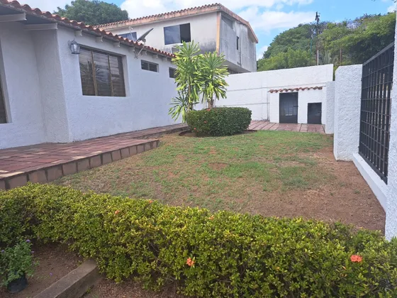 Se Ofrece En Venta Amplia Y Acogedora Casa De Un Nivel