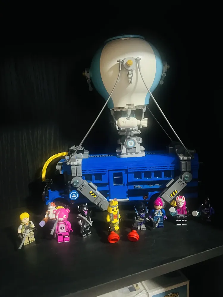 Lego Fortnite Battle Bus 77073 - Versão do personagem Brilliant