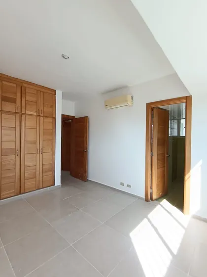 Apartamento De 3 Habitaciones En Alquiler De 144.49 Mts, Ubicado En Evaristo Morales.