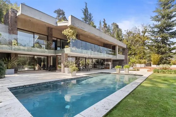 Hermosa Casa En Venta Con Bosque Propio Y Garage En Lo Curro