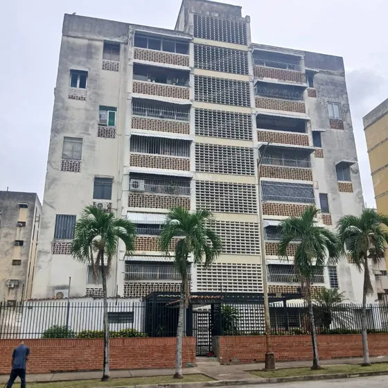 Apartamento En Venta Trigal Centro Valencia, Excelente Oportunidad, Listo Para Remodelar A Gusto, Facial Acceso A La Autopista Y Vías Principales. Dapo
