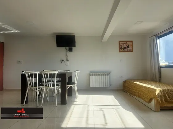 Centro: 1 Dorm. Amplio Y Hacia La Calle Con Vistas En Edif. Con Pileta.