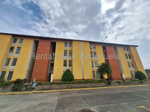 Casa En Venta En Urbanismo Privado En Zona Cabudare Cod: 25-20629