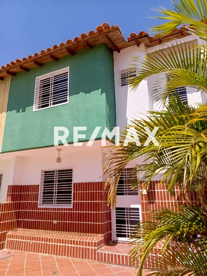 Townhouse Moderno En Lomas De Margarita Cod: 1337