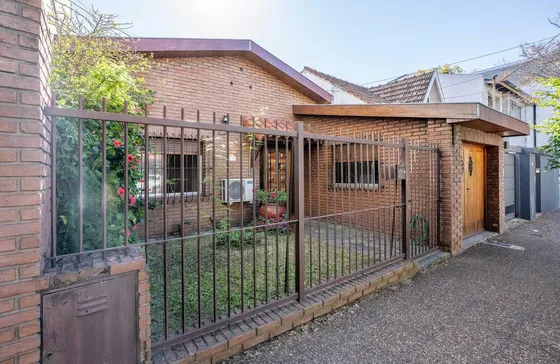 Casa En Venta En Olivos De 3 Amb Con Lindisimo Jardin
