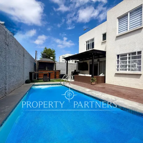 Casa En Venta Con Piscina En Faldeos De Cerro Gran...