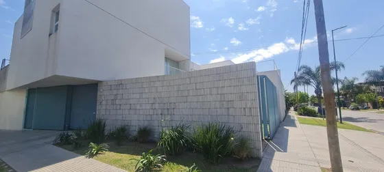 Venta De Casa En Complejo Cerrado. Ituzaingo