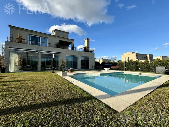 Venta Casa De 5 Ambientes Con Piscina En Greenville- Hudson