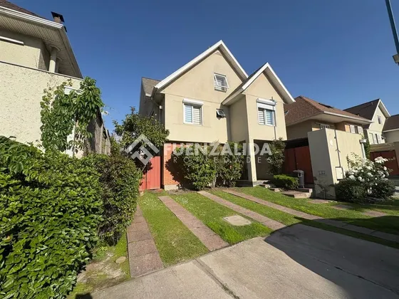 Casa En Venta De 4 Dorm. En Peñalolén