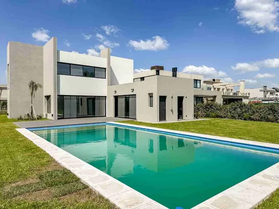 Venta De Casa 5 Amb. Con Pileta En Terralagos