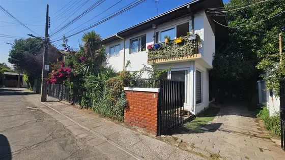 Encantadora Casa En Venta En Pasaje Cerrado En La Reina