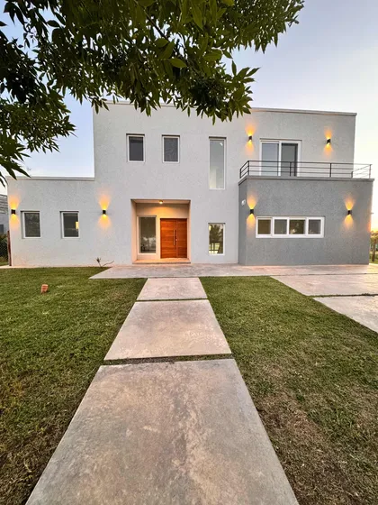 Exclusiva Casa En El Naudir : Seguridad Y Confort En Un Entorno Natural. Espectacular Casa 5 Ambientes Con Acceso Privado A La Laguna.