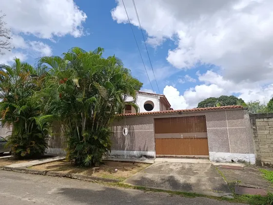 Jeannet González Vende Amplia Casa De 2 Niveles A Remodelar, En La Urbanización Guaparo Norte, Conjunto Cerrado