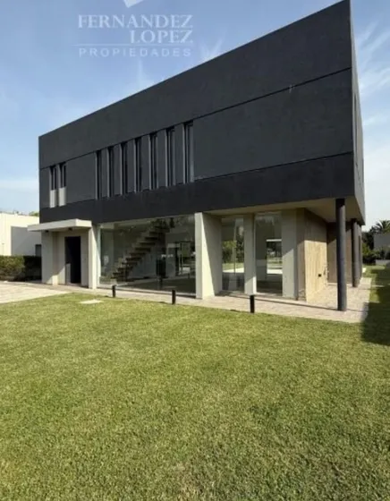 Excelente Casa En Dos Plantas En El Barrio Privado  Las Golondrinas 