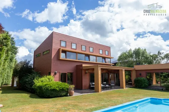 Casa En Venta De 5 Dorm. En Puerto Varas