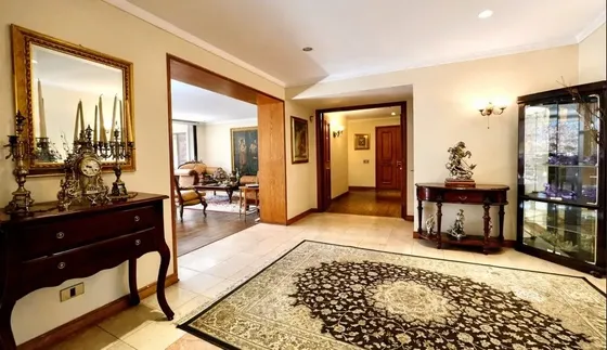 Depto. Las Condes, 378 M², 4 Dorm. 5 Estacionamiento.
