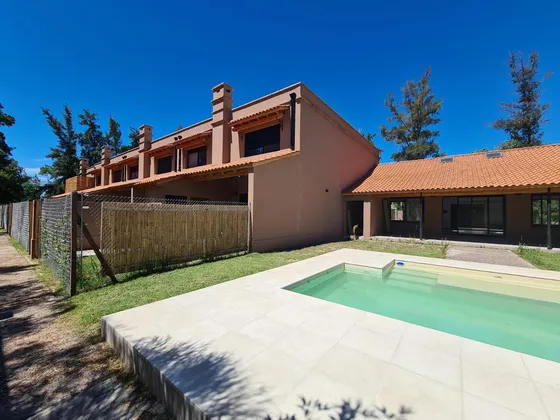 Alquiler Aldea Fisherton Rosario - Moderna Casa 3 Dormitorios Con Cochera Y Amenities Pileta Quincho