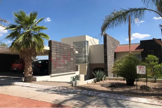 Casa En Venta De Tres Recamaras Y Amplio Jardín En Vista Real