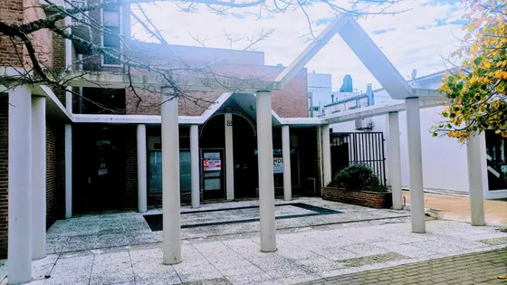 Pinamar: Local En Centro Residencial De 105 M2. Doble Frente, Dos Baños Completos