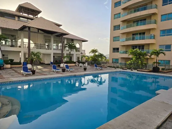 Apartamento Amueblado En Alquiler Con Vista Al Mar Y Piscina En El Malecón De Sd