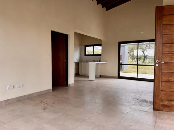 Alquiler  Casa Moderna En Barrio Privado